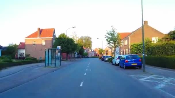 Pov Driving Chaam Netherlands June 2022 夏季日落期间 荷兰南部有房屋 巴士站和教堂的小镇 — 图库视频影像