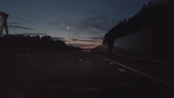 Pov Guida Auto Autostrada Tarda Notte Con Auto Con Barriere — Video Stock
