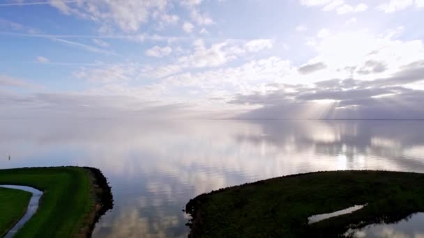 Drohnen Luftaufnahme Vogelperspektive Über Den Schönen Ruhigen See Bei Sonnenuntergang — Stockvideo