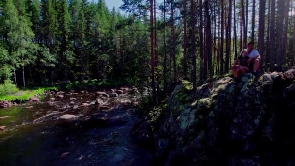 Pai Filha Desfrutando Natureza Suécia Penhasco Próximo Rio Pai Filha — Vídeo de Stock