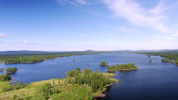 Vue Aérienne Magnifique Lac Bleu Avec Nombreuses Petites Îles Rochers — Video