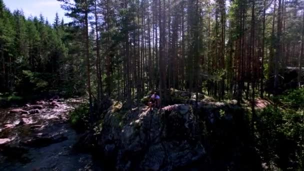 Dolly Shot Father Daughter Sitting Swedish Wilderness Gray Cliff Enjoying — Vídeo de Stock
