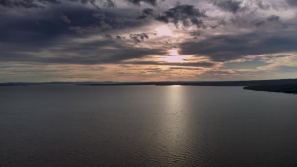 Vista Aerea Bellissimo Grande Lago Calmo Durante Tramonto Con Nuvole — Video Stock