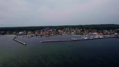 Dolly, İsveç 'in güneyinde ormanlar ve tepelerle çevrili, deniz kenarındaki pitoresk bir kasabada, dalgakıranın arkasındaki yelkenlileri ve İsveç' in Solvesborg kentindeki turkuaz suyu ile sahili görüntüledi.