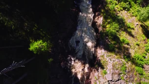 Blick Von Oben Nach Unten Oberhalb Des Reißenden Gebirgsflusses Felsen — Stockvideo