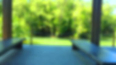 Bu dinlenme yerinin etrafındaki doğaya bakarken camiye doğru harekete geçmeden önce bir süre dinlenmek için Görüntü 'yü hayal edin.