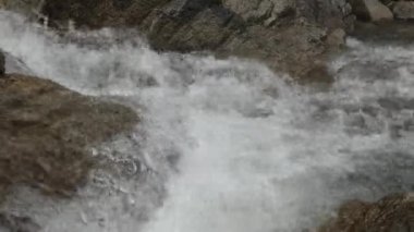 Su kayalıklardan aşağı akıyor.