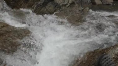 Kayaların üzerinden akan su