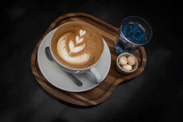 Coffee Latte Art White Cup Butterfly Pea Tea Wooden Tray — Stock Photo, Image