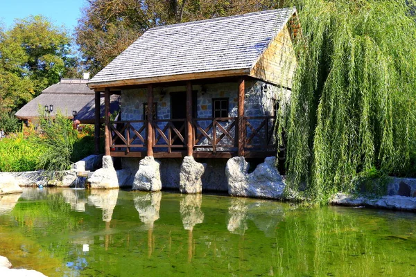 Velho Madeira Pedra Casa Aldeia Acima Pequeno Lago Rio Refletido — Fotografia de Stock