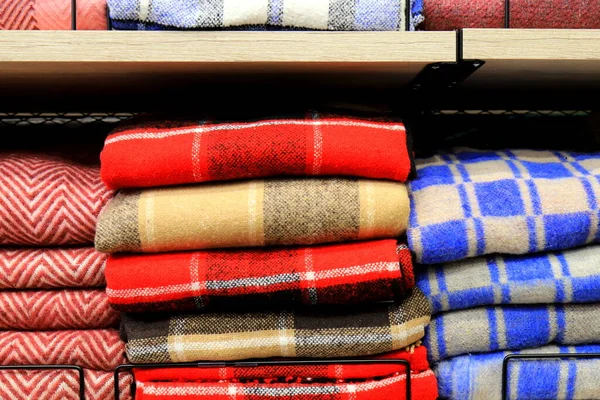 Uma Pilha Belos Cobertores Vermelho Azul Amarelo Rosa Uma Pilha — Fotografia de Stock
