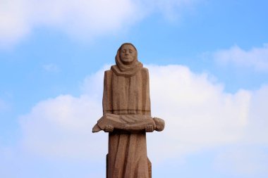 Ukrayna 'da holodomor. Golodomor soykırımının kurbanları anısına, çıplak ayaklı bir kadın ölü çocuk tutuyor. Açlıktan ölen insanlar için bir anıt. Ukrayna şehri Dnipro, Dnepropetrovsk, Ukrayna. 23 03 2020