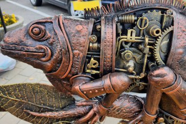 Koval Festivali 'nde sahte bir metal heykel ve tuhaf bir demir iguana sunuluyor. Ukrayna şehri Dnepr, Dnepropetrovsk, Ukrayna 'da sanat eseri heykeli, 2021-10-16