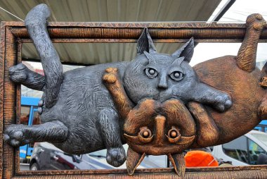 Sahte metal heykelcikler, Koval Festivali 'nde iki tuhaf demir kedi gösteriliyor. Ukrayna 'da Dnipro, Dnepropetrovsk, Ukrayna' da dekoratif metal ürünleri heykel sanat objesi, 2021-10-16