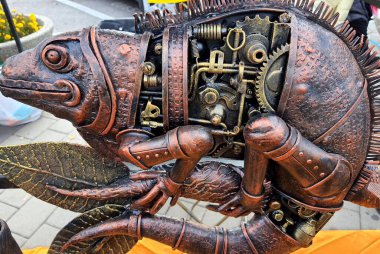 Koval Festivali 'nde sahte bir metal heykel ve tuhaf bir demir iguana sunuluyor. Ukrayna şehri Dnepr, Dnepropetrovsk, Ukrayna 'da sanat eseri heykeli, 2021-10-16