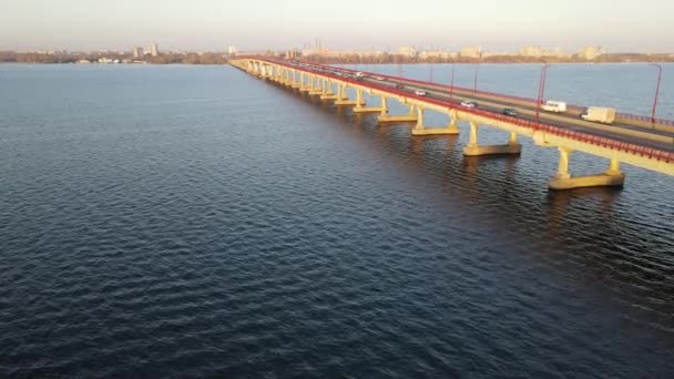 Auto Autobus Viaggiano Lungo Lungo Ponte Attraverso Fiume Baia Ponte — Video Stock