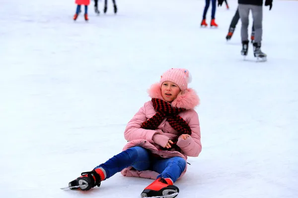 Chica Patinar Sobre Hielo Cae Pista Hielo Los Niños Lesiones — Foto de Stock