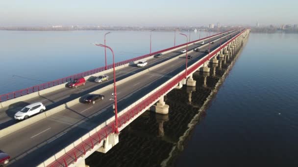 Autók Buszok Egy Hosszú Hídon Haladnak Folyón Bay Drónra Néző — Stock videók