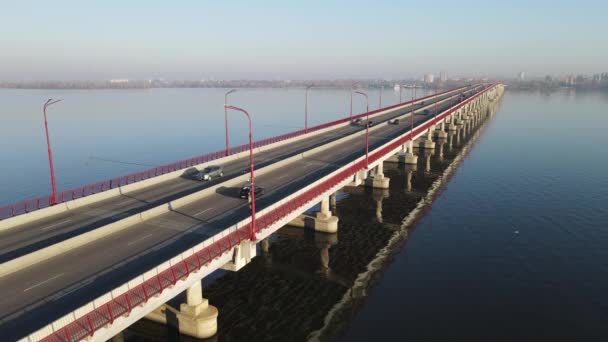 Автомобілі Автобуси Їдуть Довгим Мостом Через Річку Затока Безпілотний Вид — стокове відео