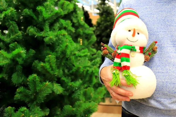 Чоловік Купив Великого Сніговика Магазині Подарунок Дитині День Народження Різдво — стокове фото