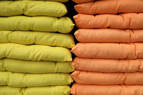 Almofadas Laranja Amarelas Macias Confortáveis São Empilhadas Uma Prateleira Fundo — Fotografia de Stock