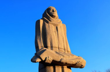 Ukrayna 'da holodomor. Golodomor soykırımının kurbanlarının anısına, bir kadın yapay açlıktan ölen bir çocuğu kucağında tutuyor. Ukrayna 'nın Dnipro şehrinde bastırılanların anıtı. Ukrayna, 2021-11-24