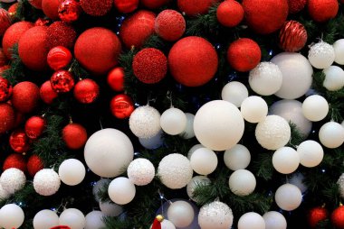 Noel ağacındaki güzel beyaz ve kırmızı topların arka planı. Yeni yıl tasarımı ve dekorasyonu, Noel kış tatili, büyülü atmosfer.