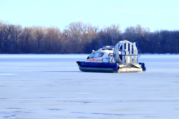 救助隊の飛行船は凍った川の氷の上を走り 冬に湖をパトロールする 特別車両 緊急サービスボート ドニプロ市 Dnepropetrovsk ウクライナ 2022 — ストック写真