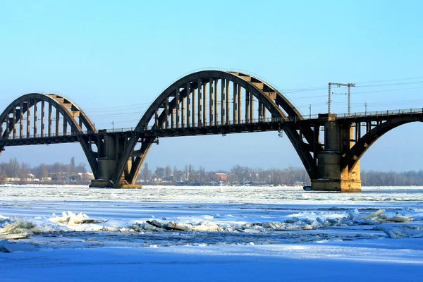 Gebogen Spoorbrug Rivier Winter Een Prachtige Oude Brug Rivier Dnjepr — Stockfoto