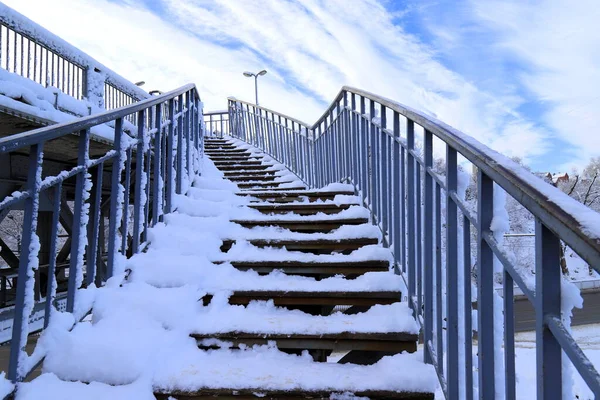 Escalier Avec Une Rampe Métallique Recouverte Neige Hiver Mène Pont — Photo