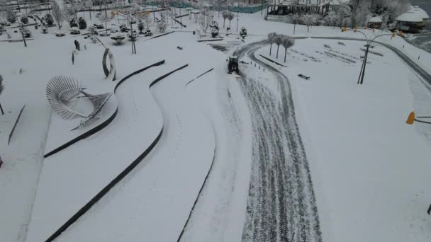 Winter Cleaning City Streets Tractor Removes Fresh Snow Snow Covered — Vídeo de Stock