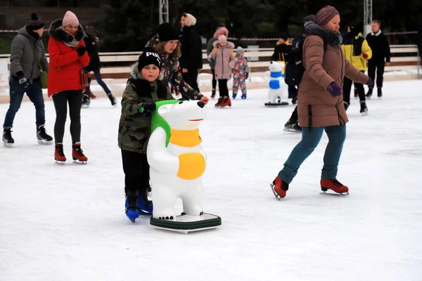 Outdoor Winter Ice Rink Children Adults Learn Skate Active Family — Fotografia de Stock