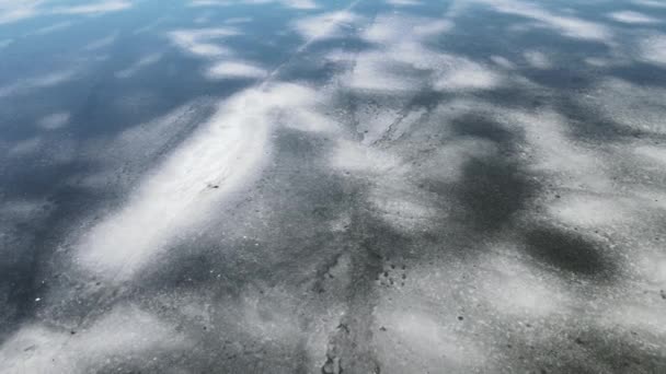 Drón Télen Végigrepül Jeges Háttéren Gyönyörű Kék Jég Fagyott Folyón — Stock videók