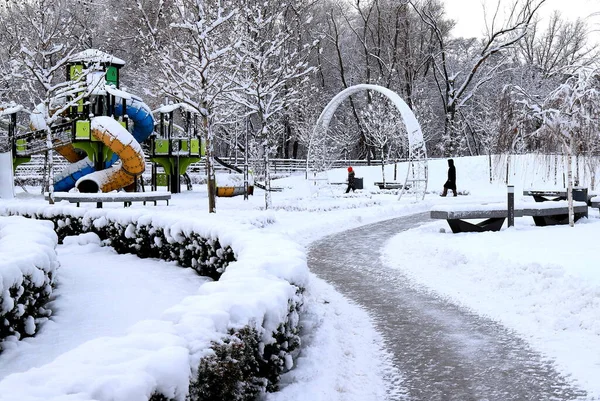 Park Zimowy Kwadratowa Ulica Placem Zabaw Dla Dzieci Pokryte Śniegiem — Zdjęcie stockowe