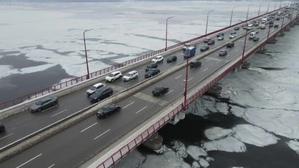 Muitos Carros Dirigem Sobre Ponte Rio Inverno Engarrafamento Hora Ponta — Vídeo de Stock