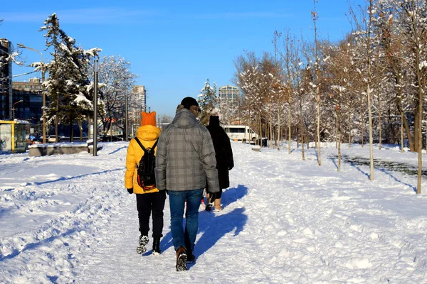 Les Gens Hiver Dans Des Vestes Chaudes Marchent Long Une — Photo