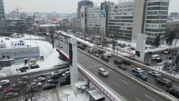 Auto Rijden Winter Brug Verkeersopstopping Spitsuur Luchtvervuiling Smog Snelweg Weg — Stockvideo