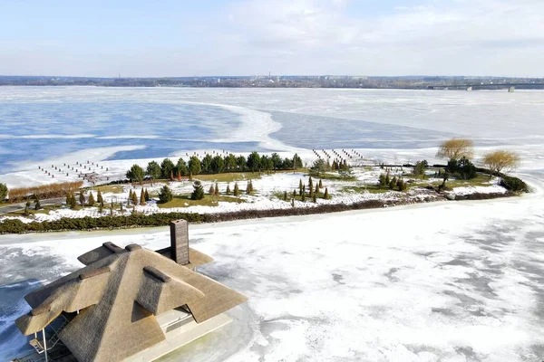 Beau Paysage Hivernal Avec Une Rivière Gelée Petites Maisons Avec — Photo