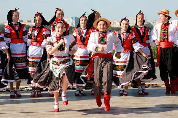 Meisjes Jongens Dansen Nationale Oekraïense Dans Folk Kostuums Geborduurde Shirts — Stockfoto
