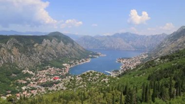 Karadağ 'da yaz aylarında yüksek dağlarla çevrili güzel Kotor Körfezi ve eski şehir Kotor' un tam manzarası