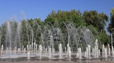 Parkta dans eden fıskiyeler, yaratıcı su tasarımı, kemerli çeşme, parkın zarif dekorasyonu. Dnipro şehrinde bahar, yaz caddesi, Dnepropetrovsk, Ukrayna. 