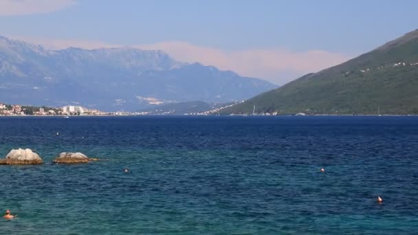 在黑山的Herceg Novi 夏天的海滩上 清澈的水与高山相映成趣 汇入大海 黑山地中海科托尔湾的娱乐和旅游业 — 图库视频影像