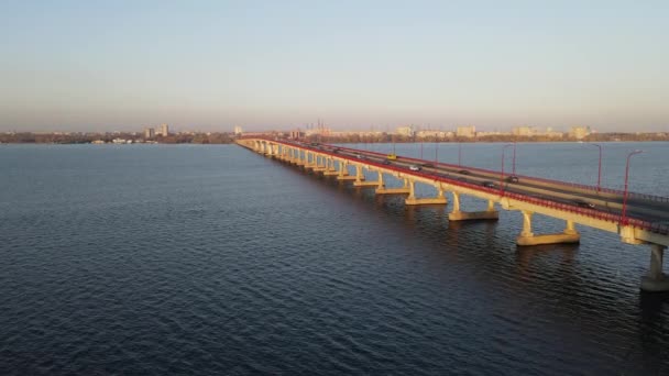 車やバスは川を渡って長い橋 湾に沿って移動します ドニエプルの橋道路 都市交通 都市ドニエプル ドネプロペトロフスク ウクライナ — ストック動画
