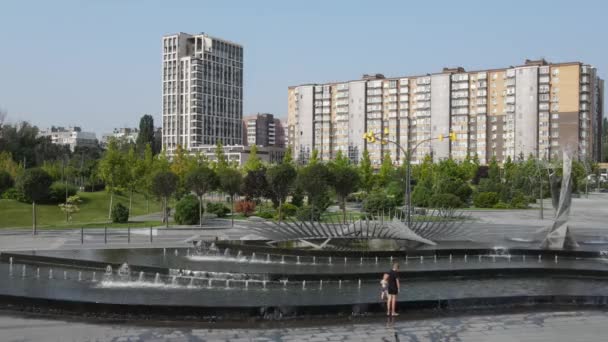 Hermoso Parque Con Fuentes Árboles Contra Casas Altas Edificios Rascacielos — Vídeos de Stock