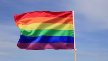 Gökyüzünde LGBT topluluğunun güzel bir gökkuşağı bayrağı dalgalanıyor. LGBT gurur bayrakları lezbiyen gey biseksüel transseksüel cinsel azınlık tarafından kullanılır.