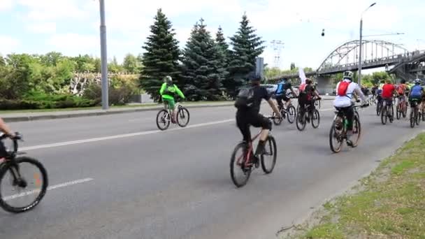 Män Och Kvinnor Cyklar Cykeltävling Gatufestivalen Cykeldag Vår Sommar Sport — Stockvideo