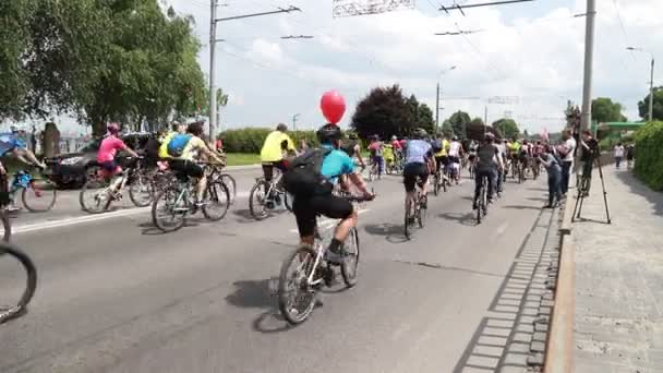 Hombres Mujeres Andan Bicicleta Carrera Bicicletas Festival Callejero Día Bicicleta — Vídeos de Stock