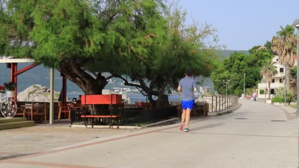 Menschen Rennen Der Nähe Des Meeres Fahren Morgens Fahrrad Der — Stockvideo