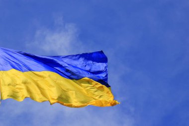Mavi gökyüzünde dalgalanan Ukrayna bayrağı. Büyük sarı Ukrayna ulusal bayrağı, Kyiv Ukrayna