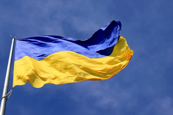 Mavi Gökyüzünde Dalgalanan Ukrayna Bayrağı Büyük Sarı Ukrayna Ulusal Bayrağı — Stok fotoğraf